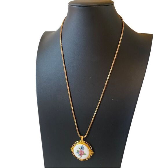 Vintage Aynsley England Hand Painted Porcelain Pendant on Gold Toned Chain. - Picture 4 of 6